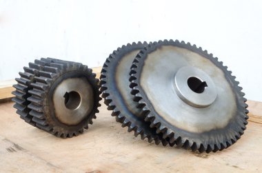 Tahta kutu üzerinde metal Dişliler