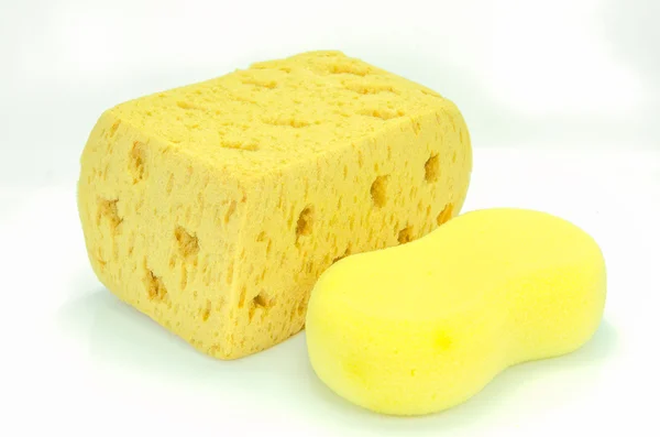Желтая синтетическая губка на белом фоне . — стоковое фото