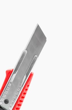 beyaz zemin üzerine kırmızı kesici.