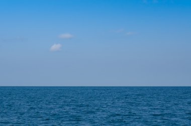 Mavi deniz ve gökyüzündeki bulutlar