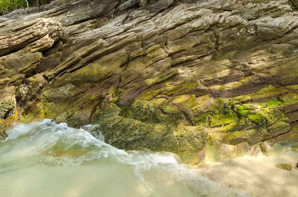 ビーチと海の水で石. — ストック写真