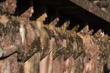 Kumtaşı oyulmuş Buda heykeli.