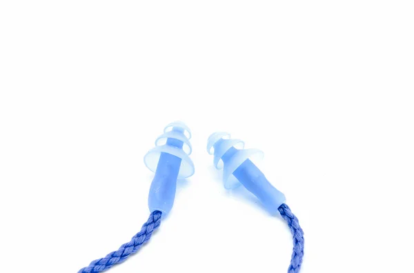 Blå öronpluggar med en sträng på vit bakgrund. — Stockfoto