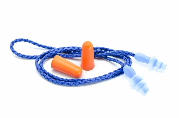 Blått och orange öronproppar med en sträng på vit bakgrund. — Stockfoto
