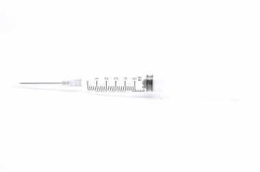 Beyaz arka plan üzerinde plastik syring.