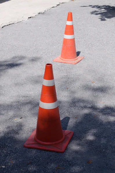 Cone de tráfego no estaleiro de construção de estradas . — Fotografia de Stock