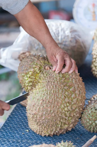 Agricultor Asiático Explotación Durian Rey Fruta — Foto de Stock