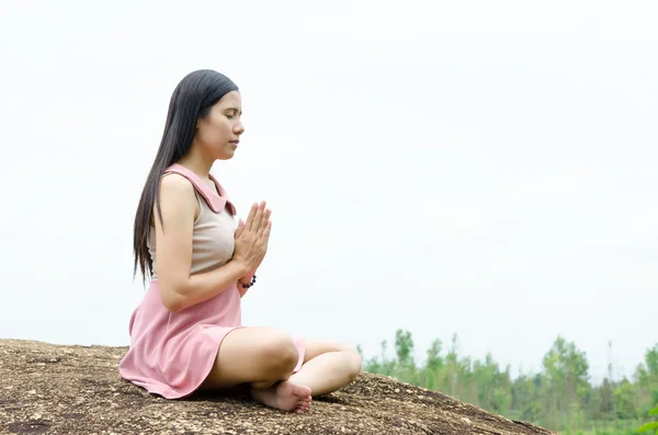 Женская медитация на горе . — стоковое фото