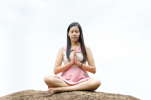 Kadın meditasyon dağ. — Stok fotoğraf