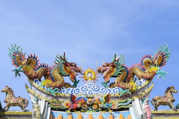 Dragão chinês e céu azul . — Fotografia de Stock