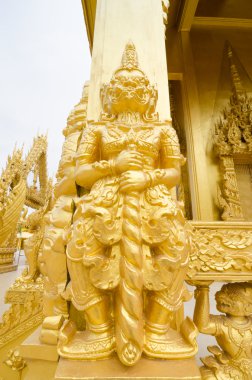 Mor devleri heykeli.