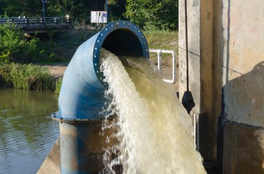 Sulama pompası ve viyadük.