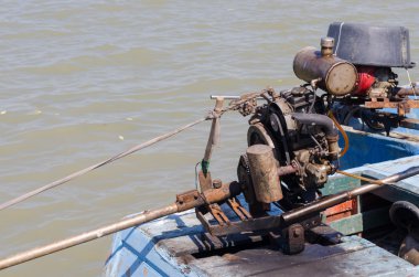 Bir balıkçı teknesi küçük pervane motoru