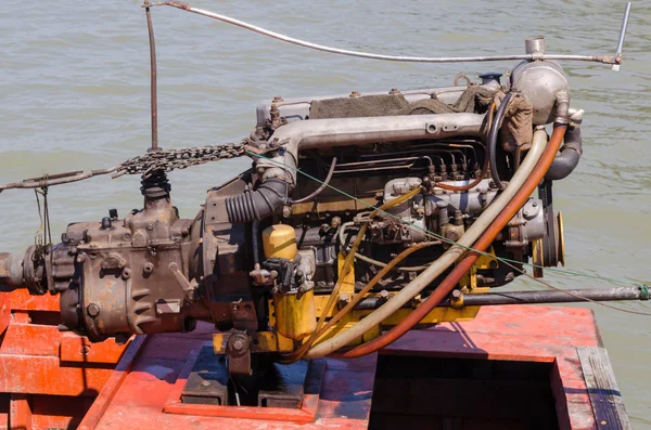 Motor com hélice pequena em um barco de pesca — Fotografia de Stock