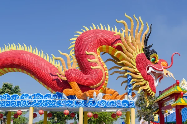 Gran dragón chino en un parque público . — Foto de Stock