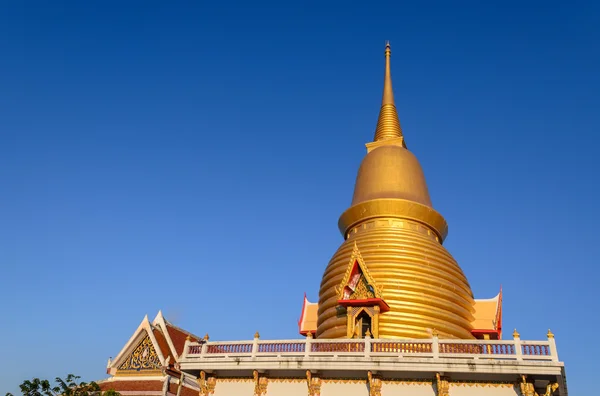 Golden pagoda with blue sky day. — Stock Photo, Image