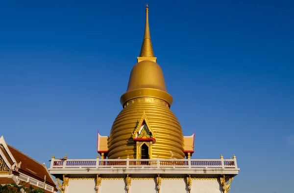 Golden pagoda mavi gökyüzü gün ile. — Stok fotoğraf