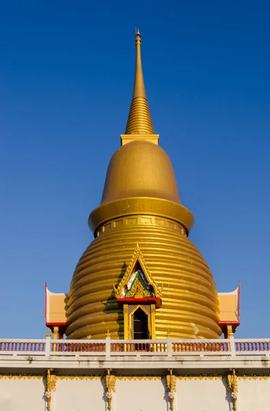 Golden pagoda with blue sky day. — Stock Photo, Image