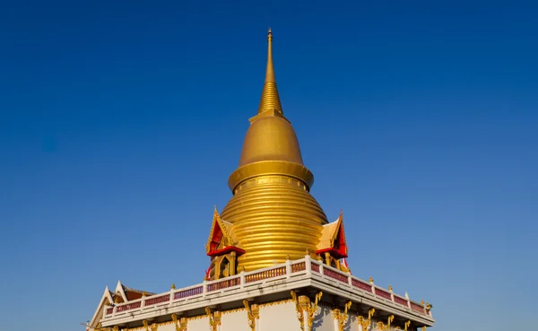 Golden pagoda mavi gökyüzü gün ile. — Stok fotoğraf