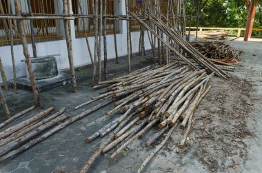 İnşaat sahasında kereste kazık