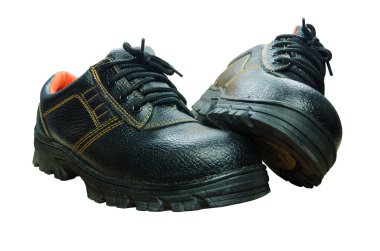 Beyaz arka planda siyah çelik toe Emanet çizmeler.