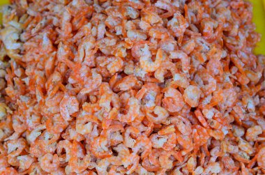 Kurutulmuş balık üzerinde güneşte kurutma açık.