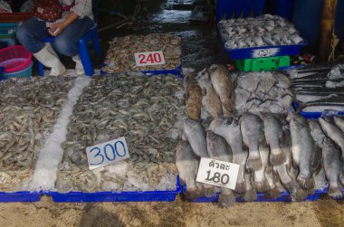 Balık pazarındaki deniz ürünleri..