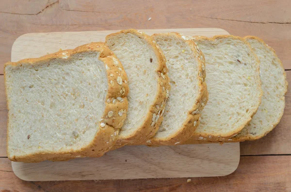 Knippen op sneetjes volkoren brood. — Stockfoto