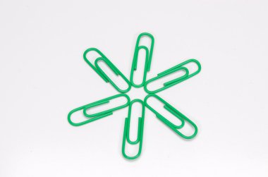 Beyaz arkaplanda ataçlar.