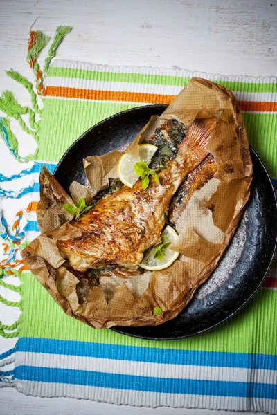 Pesce al forno con padella — Foto Stock