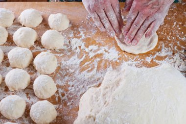 Baker'ın elinde bir pasta doldurma