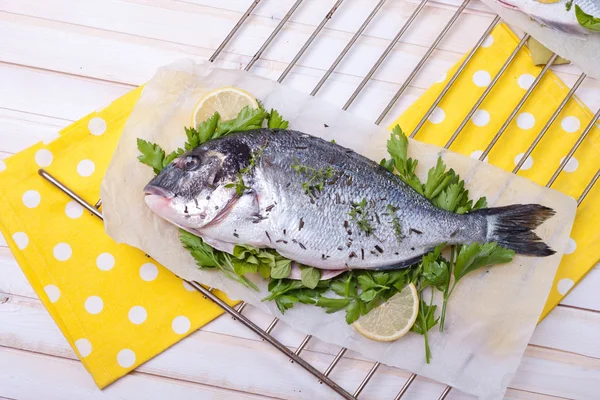 Dorado crudo prima di essere grigliato — Foto Stock