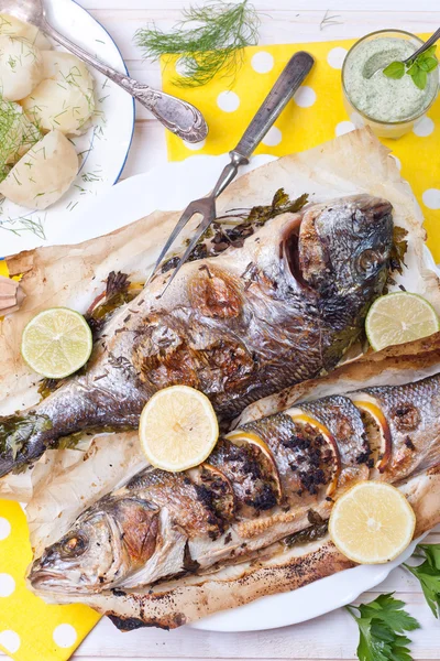 Dorado grigliato e testa d'oro — Foto Stock