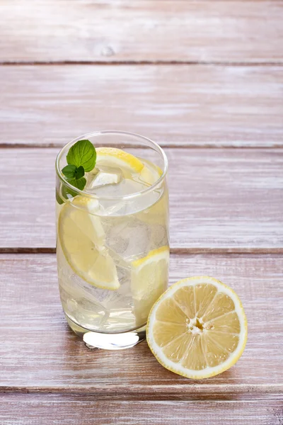 Bebidas frias em um backgrou de madeira — Fotografia de Stock