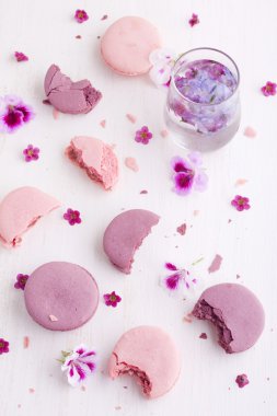 Beyaz bir arka planda macaroons