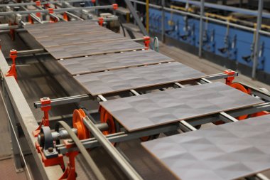 Fabrikadaki seramik fayans üretim hattı