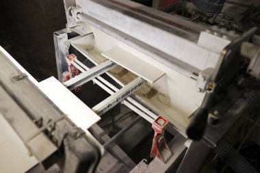 Fabrikadaki seramik fayans üretim hattı