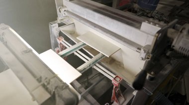 Fabrikadaki seramik fayans üretim hattı