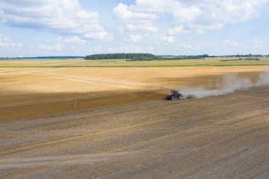 Alandaki hasat makinesinin üst görüntüsü