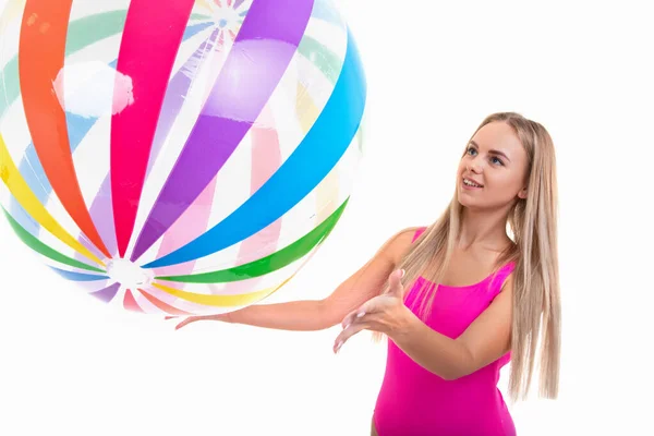 Una Mujer Joven Traje Baño Rosa Sostiene Una Bola Inflable — Foto de Stock