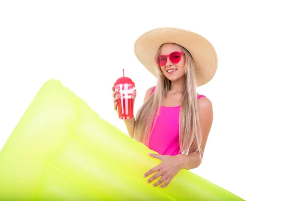 Egy Fiatal Rózsaszín Fürdőruhában Kalapban Matracot Tart Limonádét Iszik — Stock Fotó