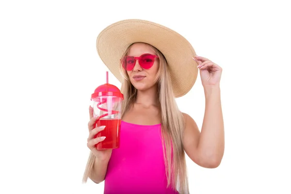 Egy Fiatal Rózsaszín Fürdőruhában Kalapban Limonádét Iszik — Stock Fotó