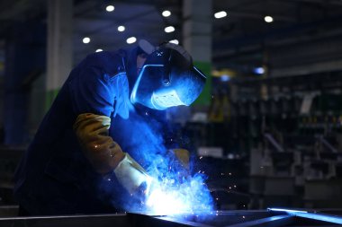 Metal kaynak yapan bir adam.
