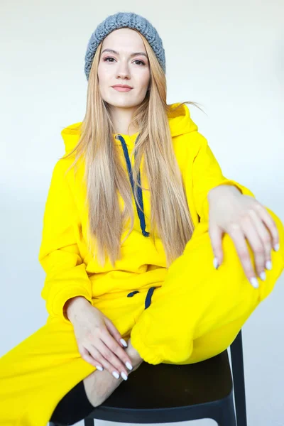 Портрет Молодої Жінки Зимовому Капелюсі Яскраво Жовтий Трек Костюм — стокове фото