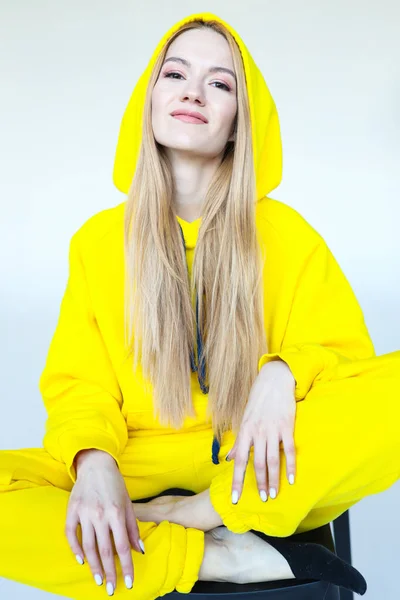 Молода Жінка Позує Яскраво Жовтому Костюмі — стокове фото