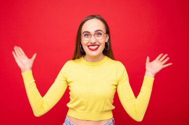 Sarı ceketli genç bir kadının portresi. Keyfi yerindeydi.