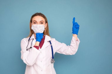 Mavi arka planda bir kadın doktorun portresi.