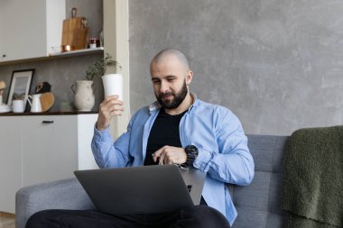 Acımasız adam evde bilgisayarın başında çalışıyor. İnternette çalışma ve öğrenim kavramı