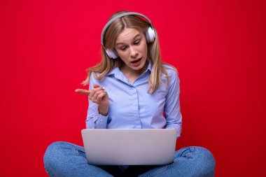 Genç bir kadın laptoptan video görüşmesi yapıyor.