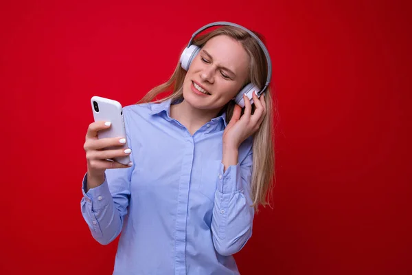 Une Jeune Femme Chemise Écoute Musique Depuis Son Téléphone — Photo